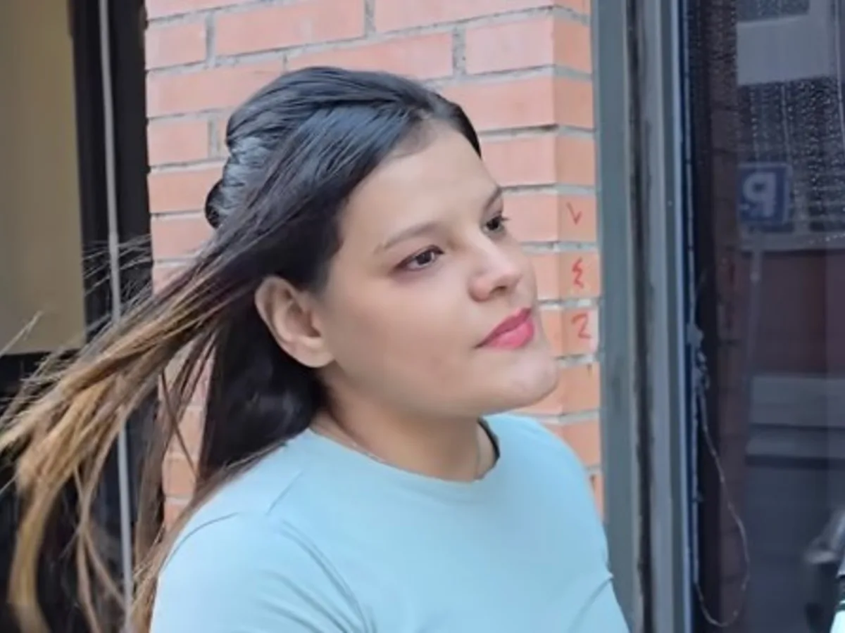 Estefani, 22 años, se fue de Honduras a España y ahora limpia cristales: "Empecé con un patinete, mucha gente no me tomó en serio pero hoy tengo casi 30 clientes y ahora sueño con tener mi propio piso"