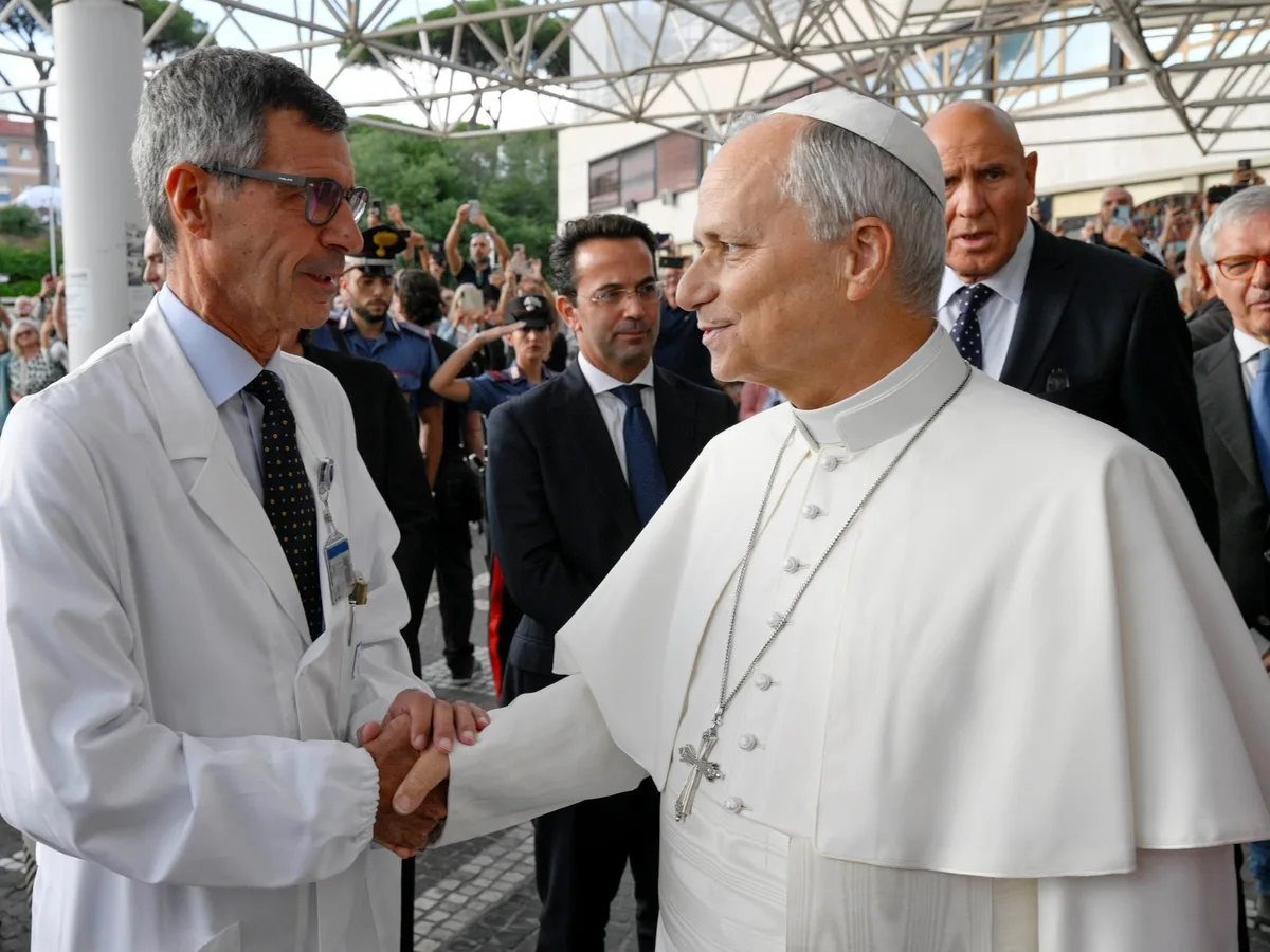 El cirujano que operó al papa León XIV dijo que puede viajar a la Argentina en noviembre