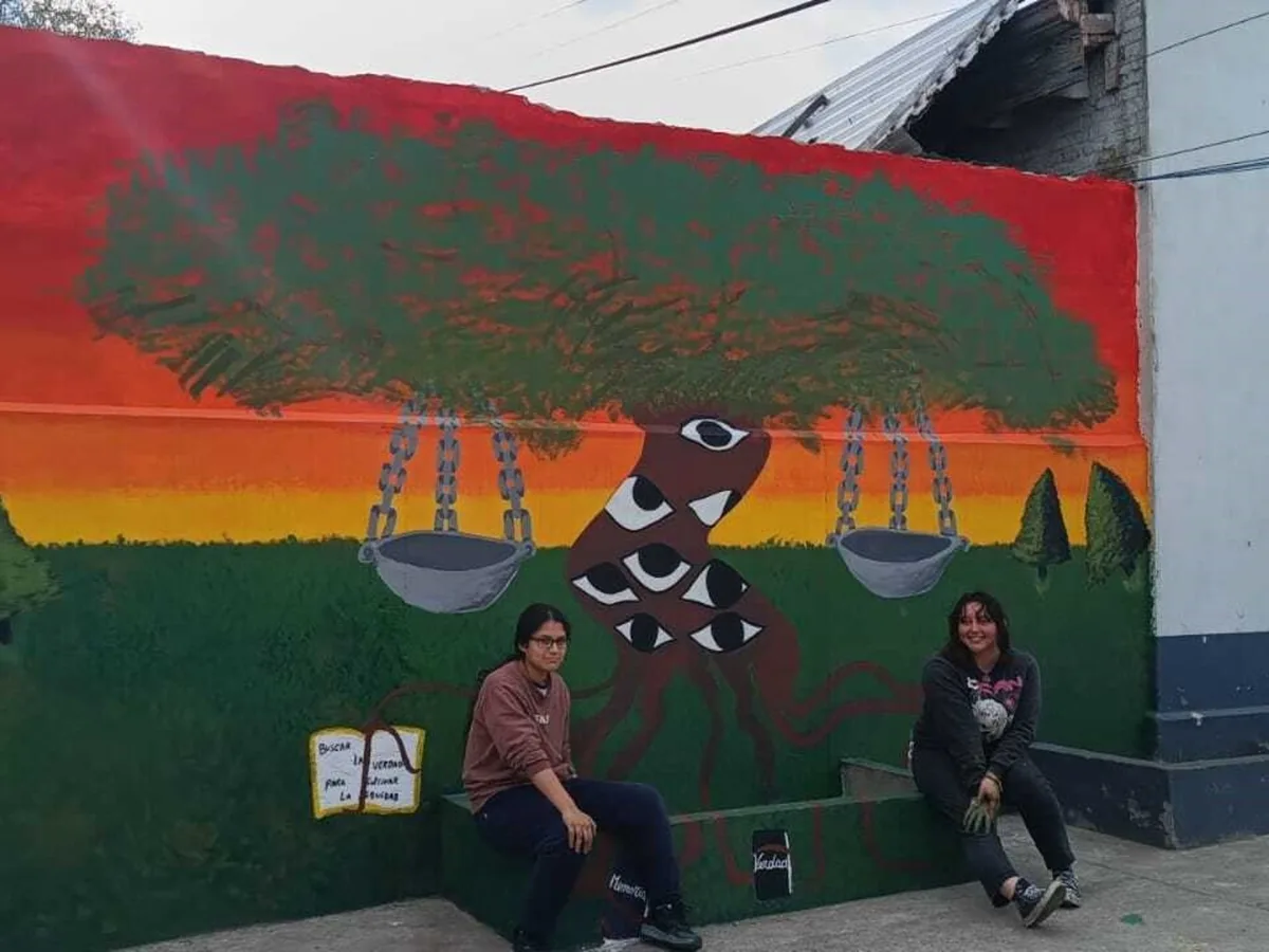 Jóvenes de Escobar transformaron la estación de Matheu con un mural sobre la memoria
