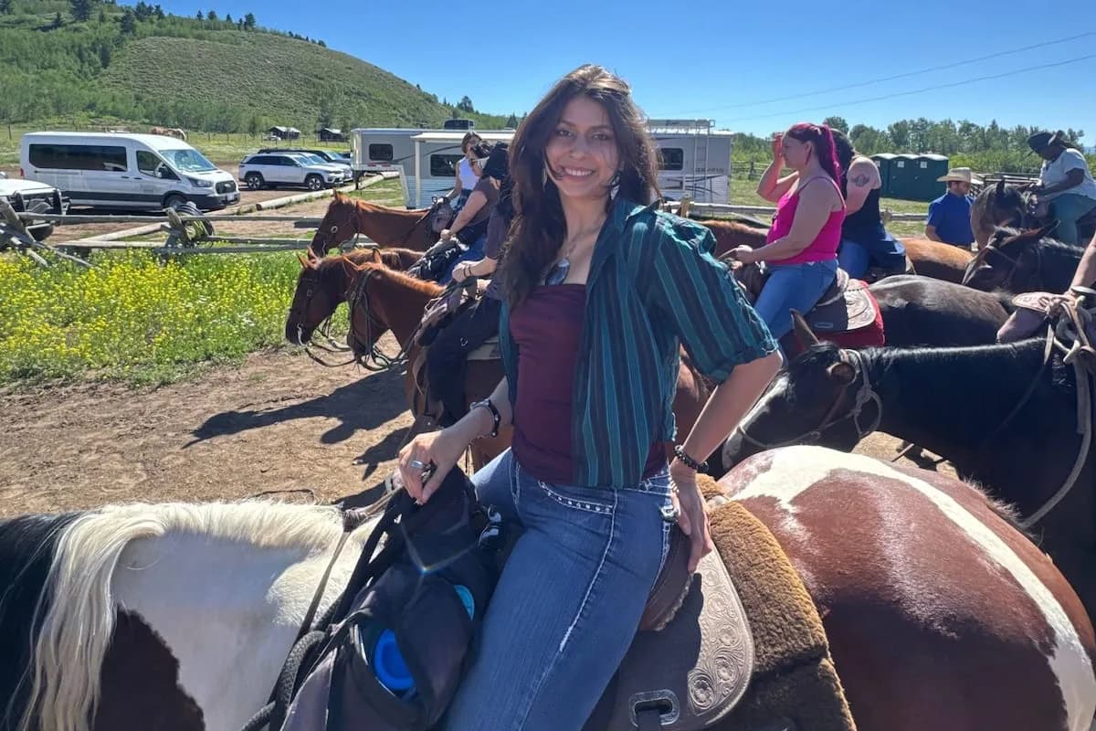Dejó un sueldo de US$75.000 en Chicago y hoy cose uniformes en Yellowstone