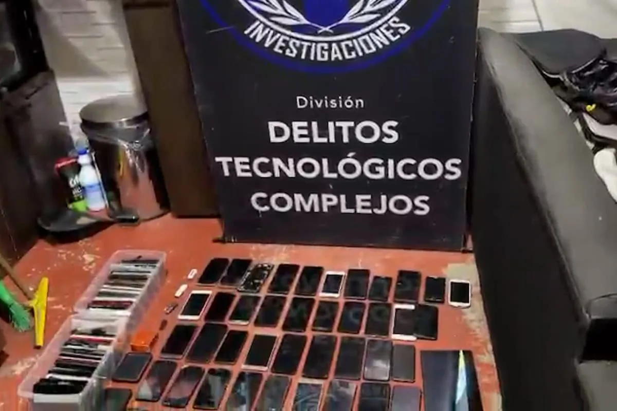 Desbarataron en Saavedra un taller que desbloqueaba celulares: secuestraron 61 equipos
