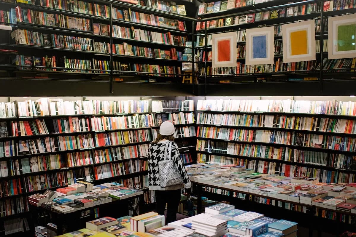 Un análisis detectó rastros de inteligencia artificial en 35 de 119 libros más vendidos