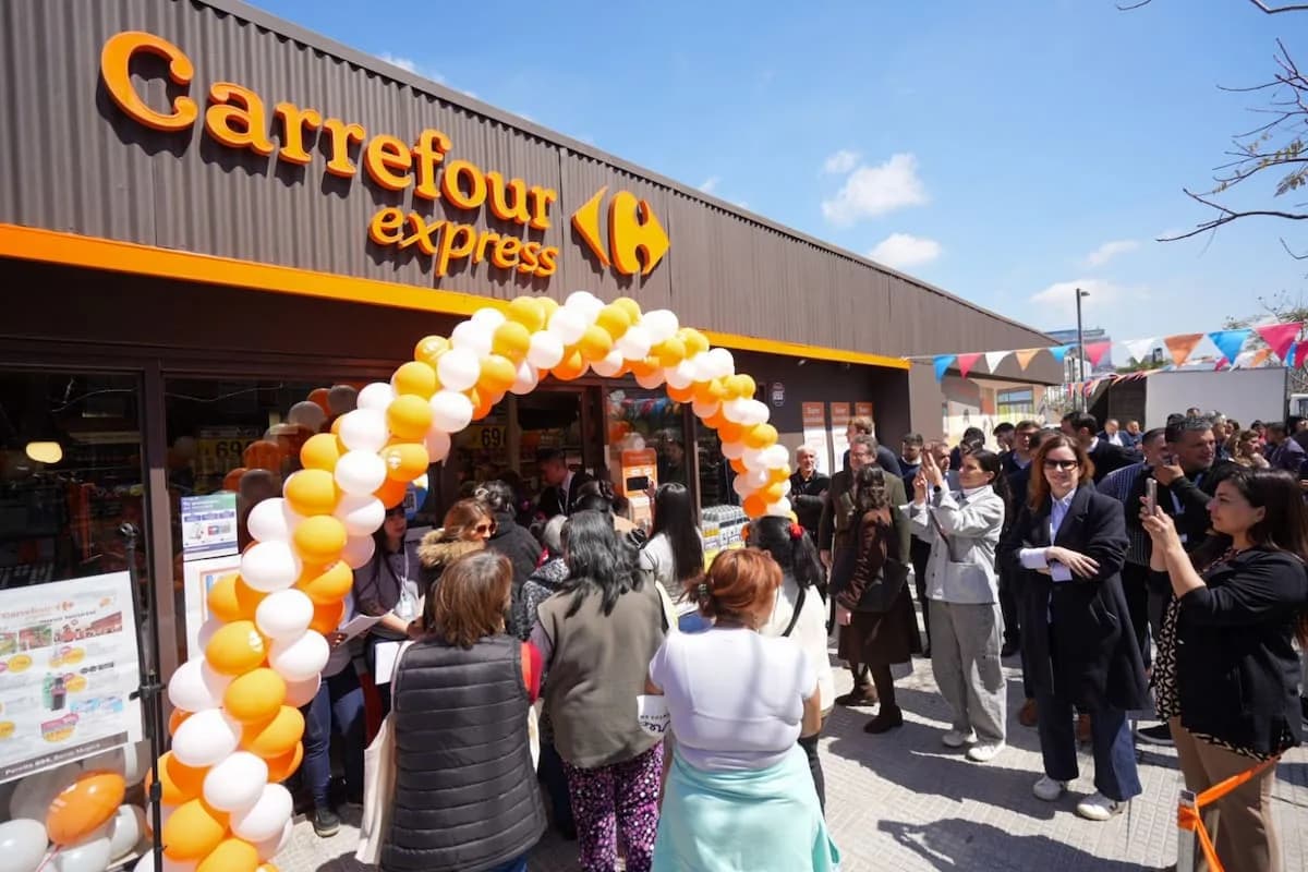 Carrefour abrió su primera tienda en el Barrio Padre Mugica