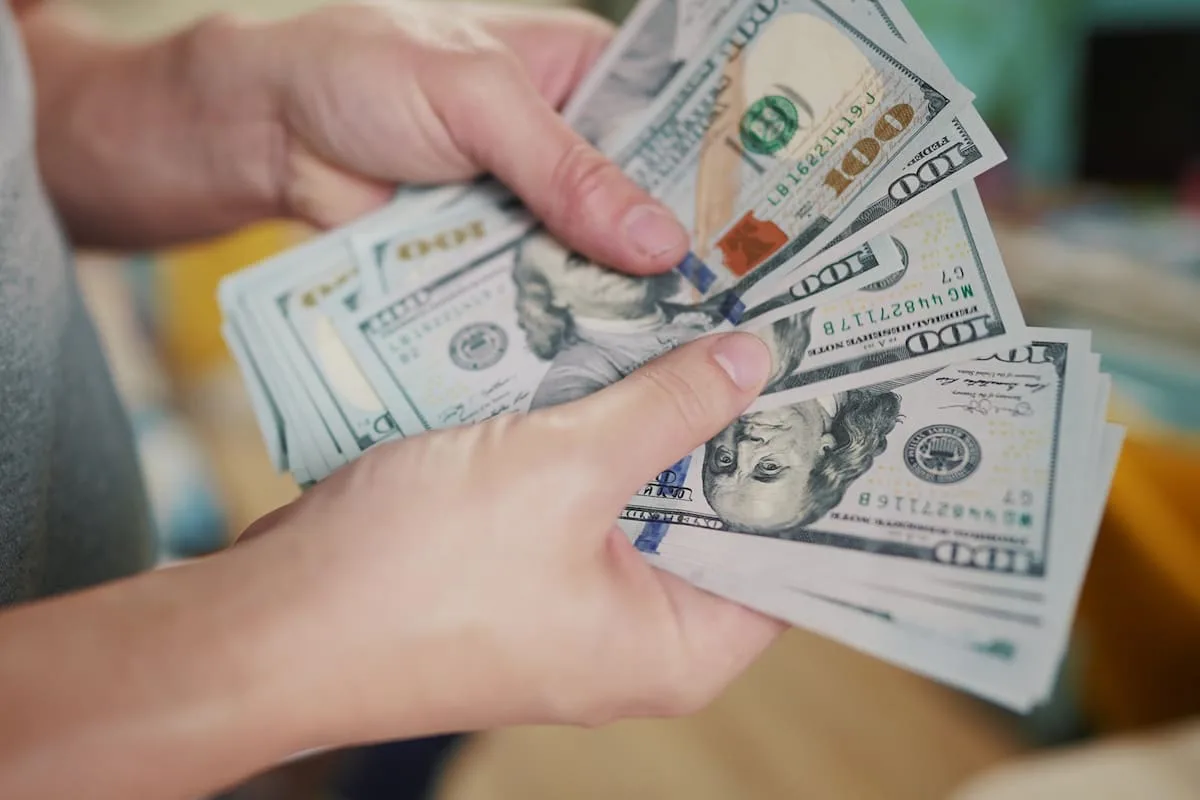 La demanda de dólares se mantuvo alta, aunque cayó en montos