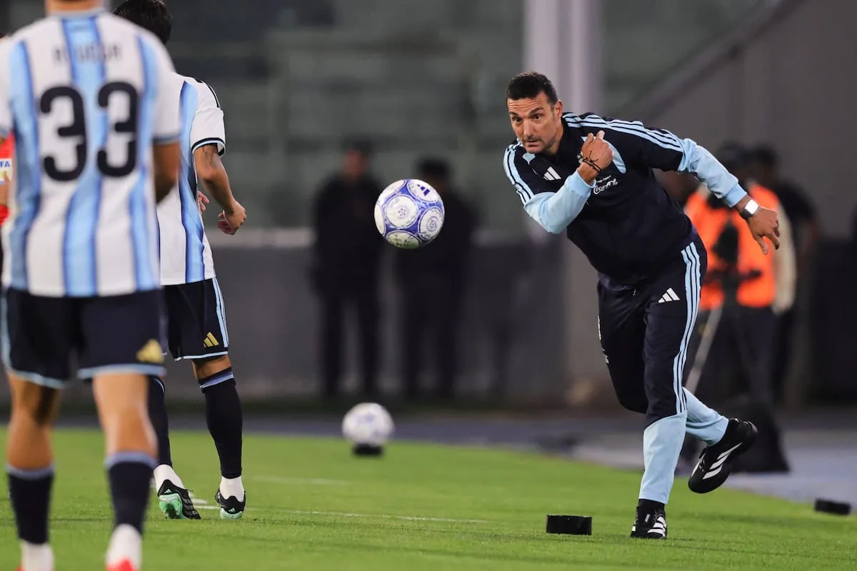 Lionel Scaloni tiene el desafío de competir mientras ensaya el recambio en una selección argentina ya sin Messi