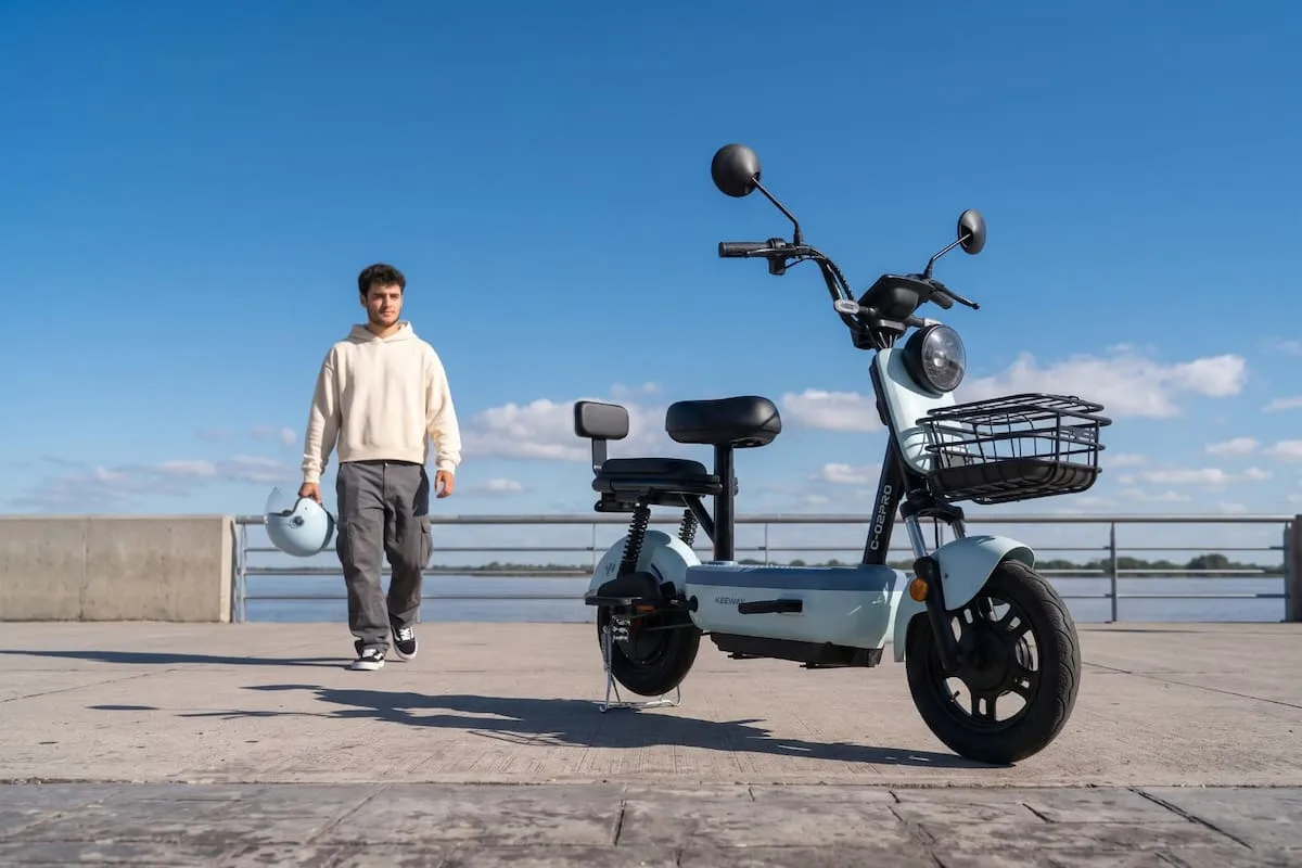 Keeway lanzó en Argentina la C-02PRO, una bicimoto eléctrica sin licencia ni patente