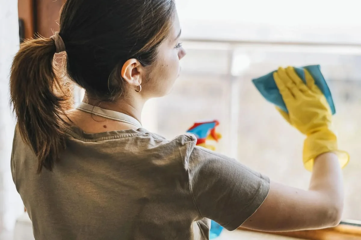 Hablar solo mientras hacés las tareas del hogar mejora la concentración, según la psicología