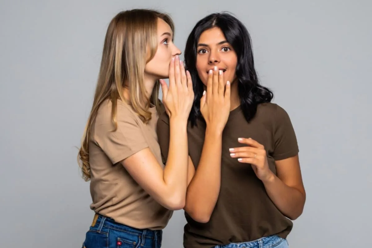 Qué le pasa al cerebro cuando escuchamos un chisme, según la psicología