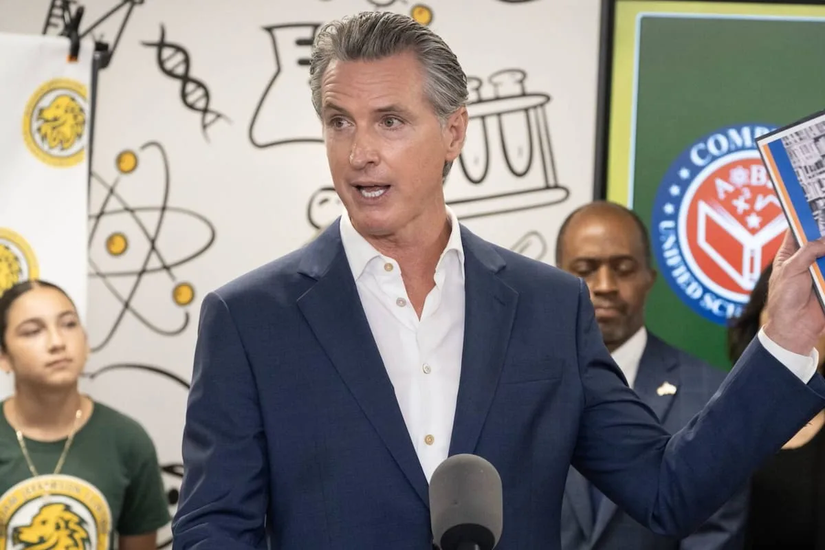 Es oficial: la ley que llegó al escritorio de Newsom y abriría empleos universitarios a estudiantes extranjeros