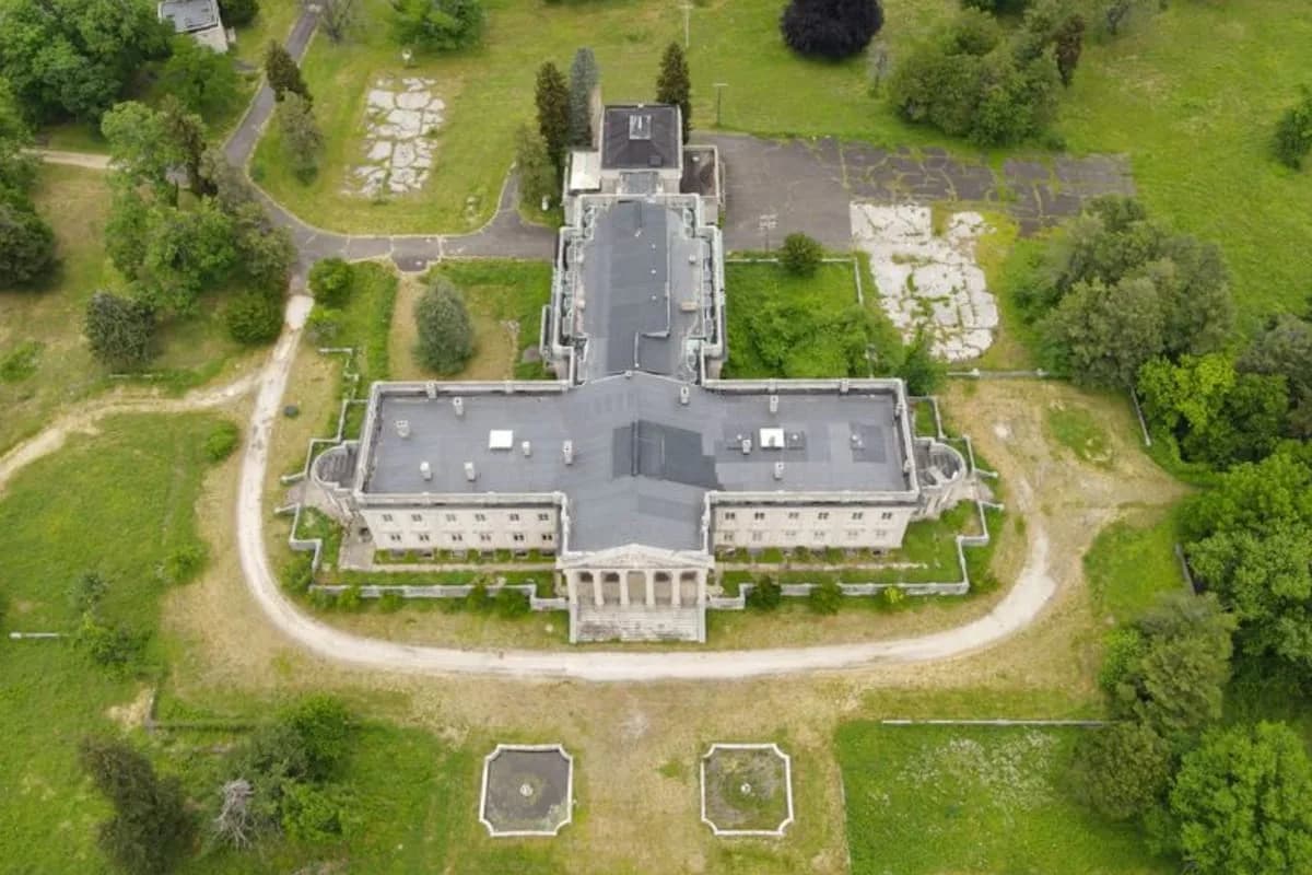 La mega mansión de un magnate que entró en desgracia con el hundimiento del Titanic: por su abandono fantasmal la compraron en cero dólares