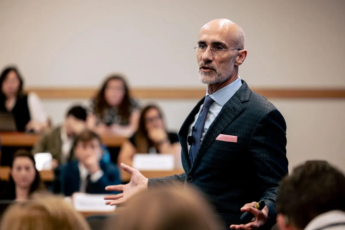 Arthur Brooks, experto en felicidad de Harvard, sobre las personas exitosas: “Suelen tener muchos amigos ‘de negocios’; ¿cuántos amigos reales tienen?”