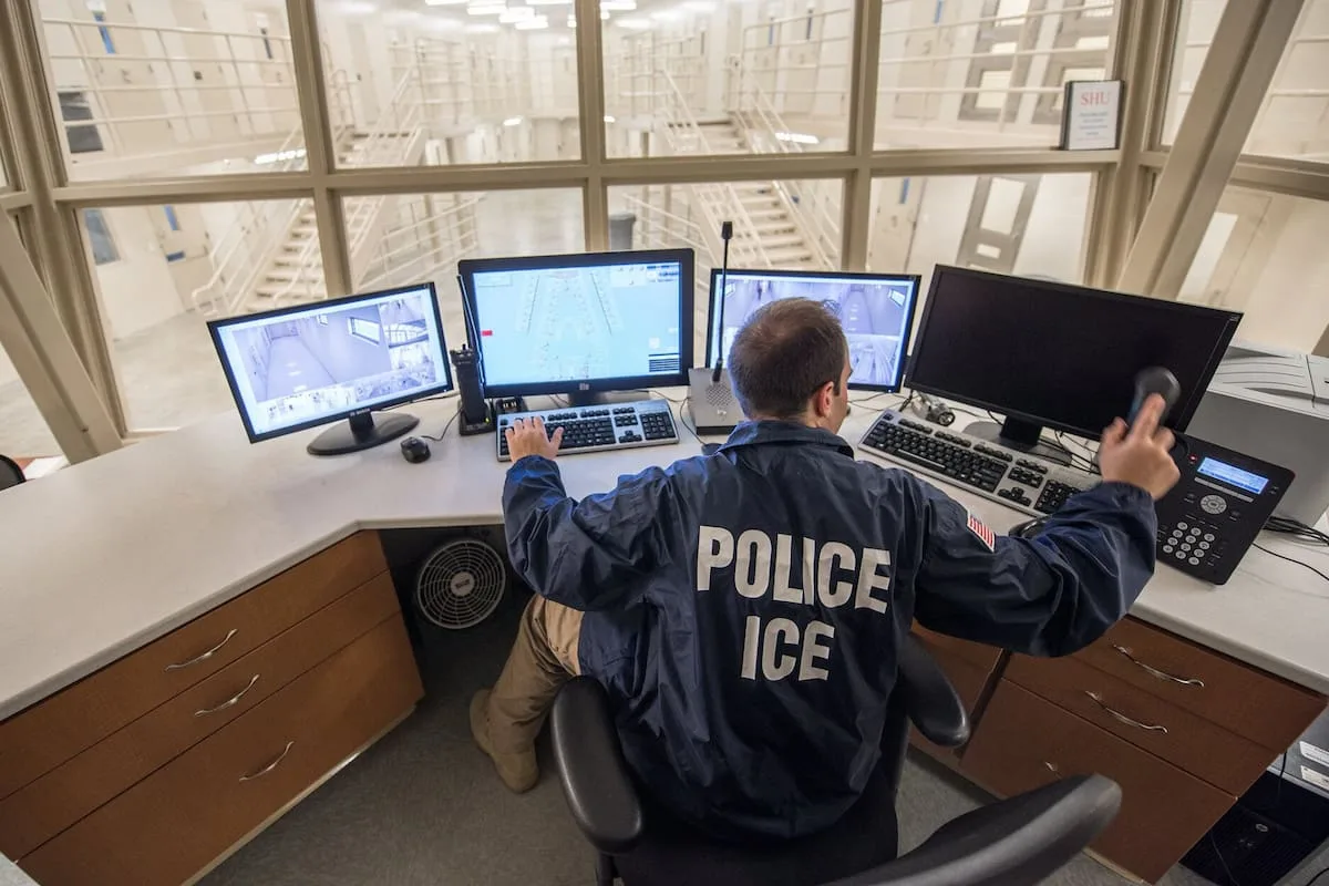 El ICE busca inteligencia artificial para analizar voces y videos en sus centros de detención