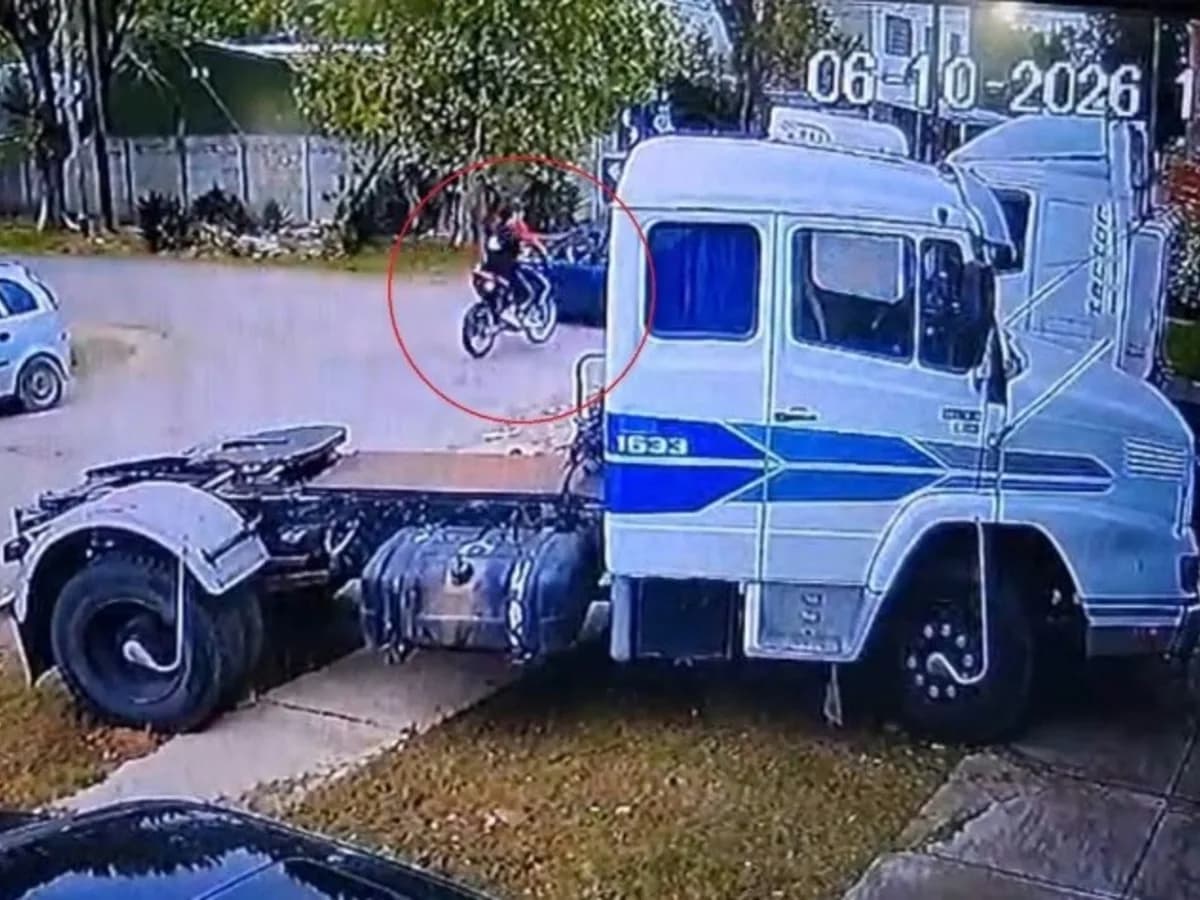 Dos menores en estado crítico tras chocar en moto contra un auto en Villa Elisa