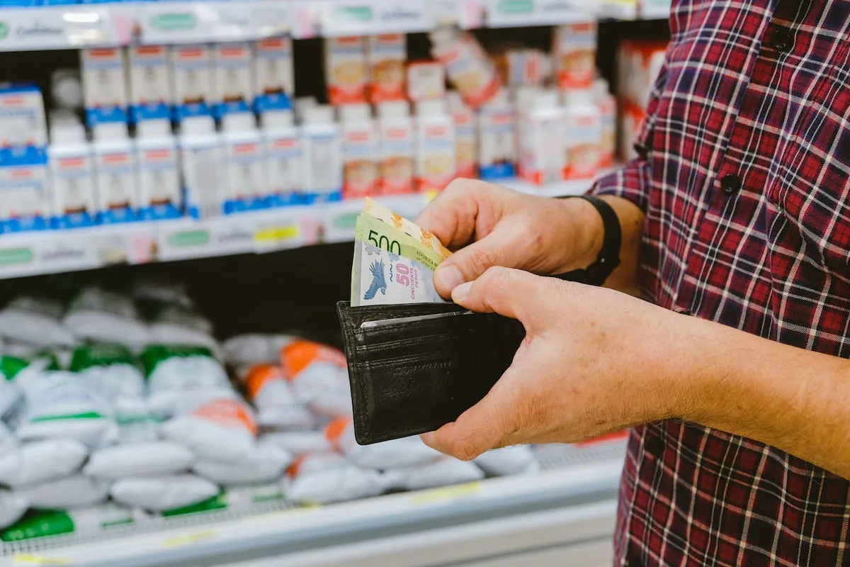 Los salarios registrados le ganaron a la inflación en junio, pero siguen rezagados en el año