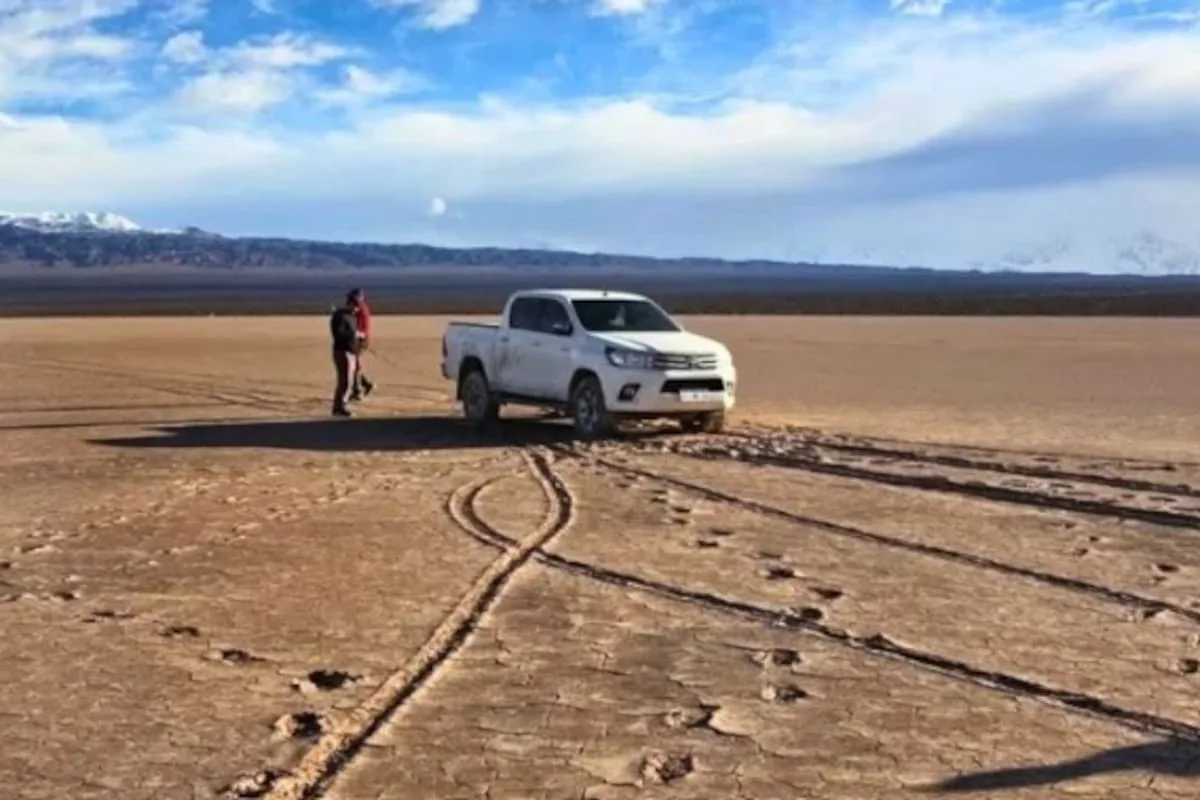 La increíbles fotos del daño ambiental en Pampa del Leoncito que provocó un médico en camioneta 4X4