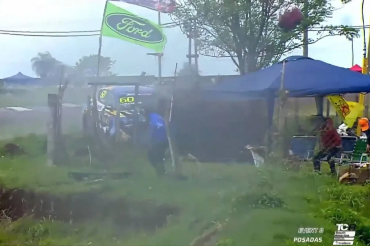 Fuerte accidente en el TCR South America: una rueda salió despedida y golpeó a un espectador