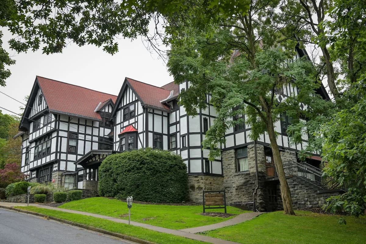 El caso que sacude a Cornell y vuelve a poner bajo la lupa a sus fraternidades