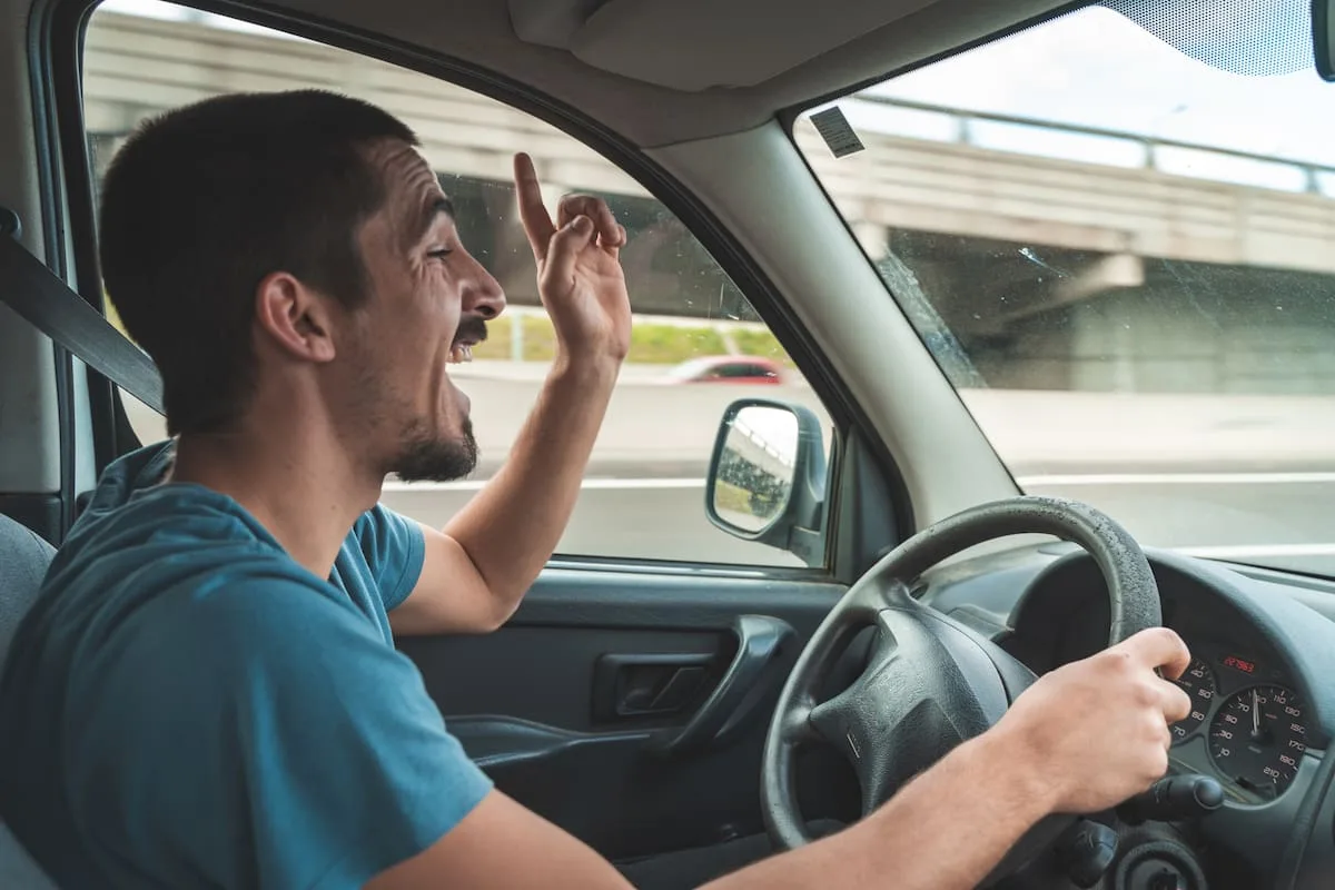 Por qué la música que escuchas al manejar afecta tu velocidad y tu atención, según la ciencia