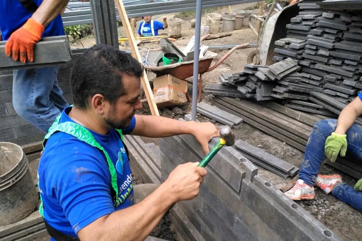Es madre soltera, ahorró años para su terreno y construyó una casa con 850 “ladrillos” de plástico reciclado