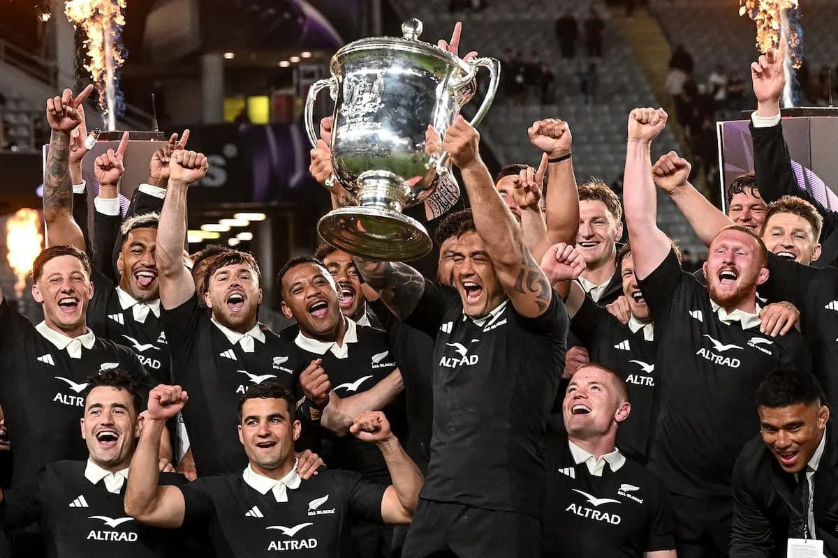 Los All Blacks aplastaron a Australia 50-19 y retuvieron la Bledisloe Cup