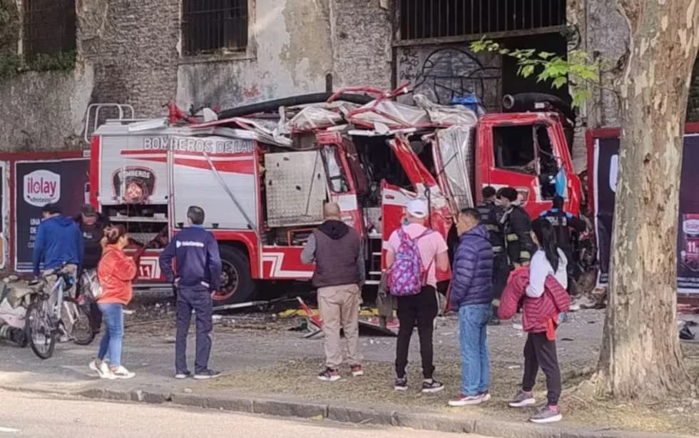 Una autobomba chocó con un colectivo y quedó incrustada en la ex cárcel de Caseros