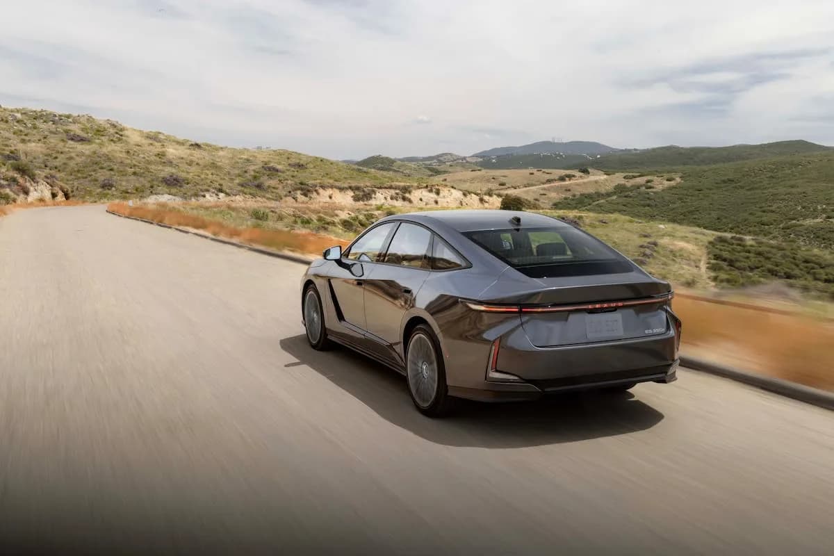 Lexus ES llega a la Argentina: nueva generación con versión eléctrica e híbrida