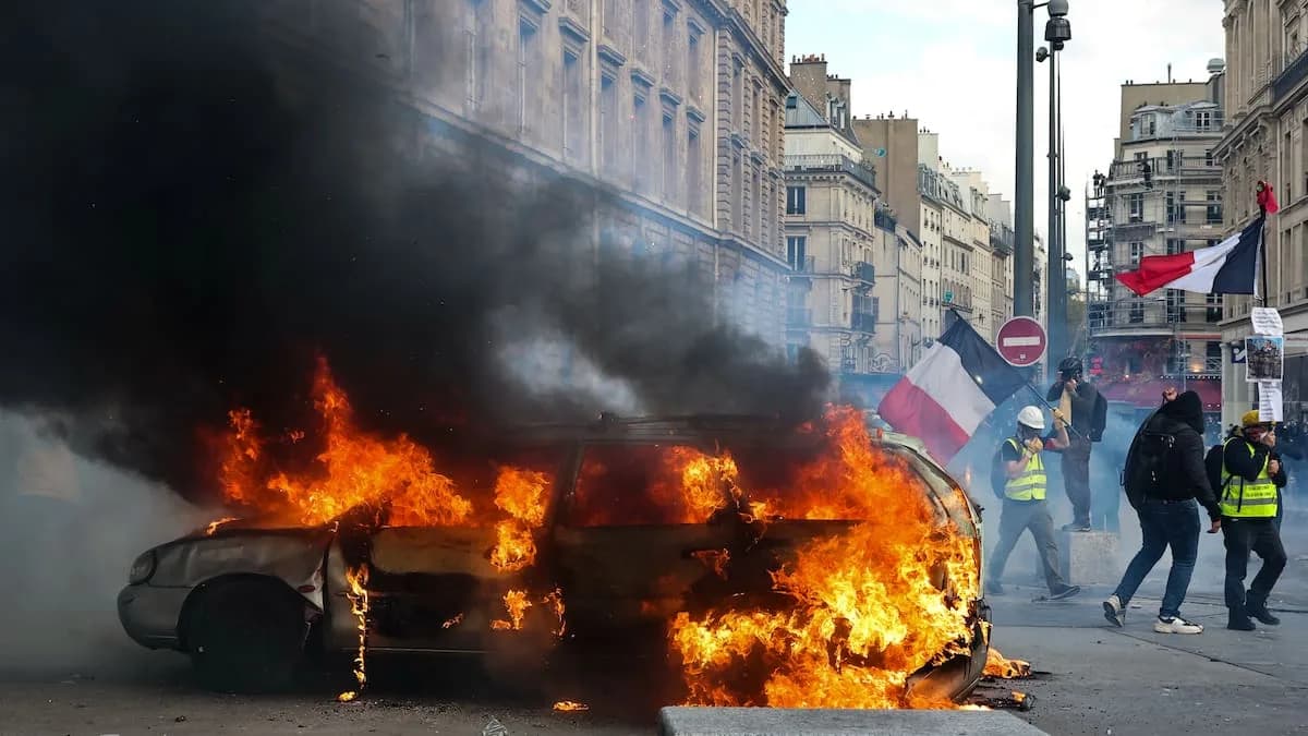 Francia bajo toque de queda: 2.300 detenidos y 600 policías heridos por los disturbios