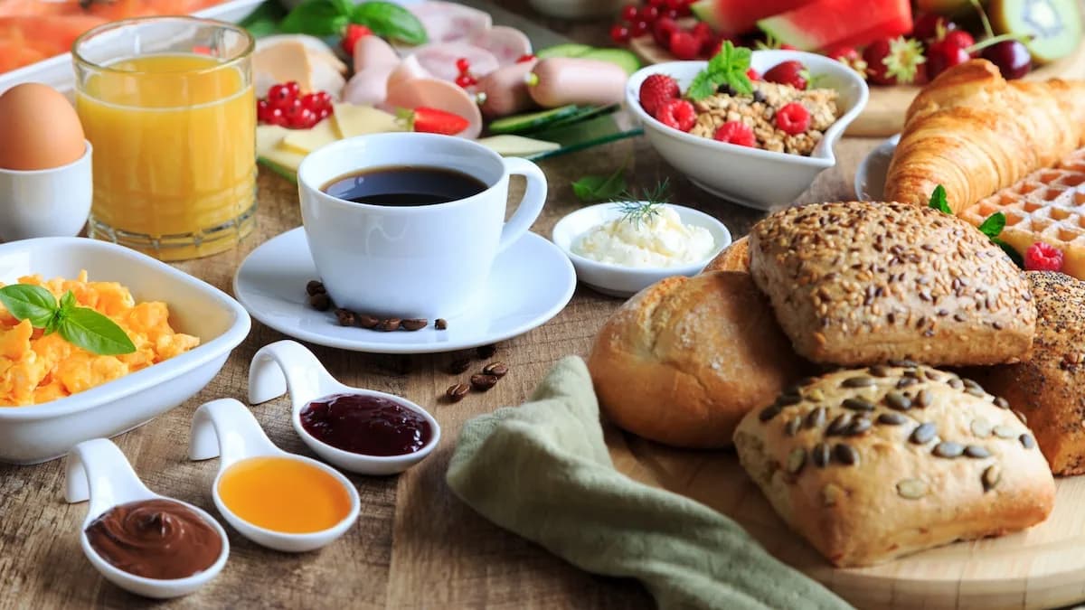 All-day en Buenos Aires: cinco cafés donde se puede desayunar a las 12 o almorzar a las 16