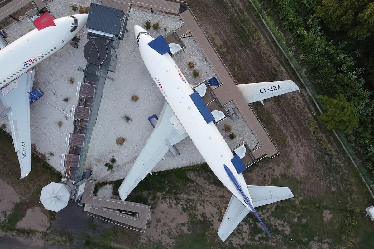Compró aviones que llevaron soldados a Malvinas y los convirtió en un hotel en Córdoba