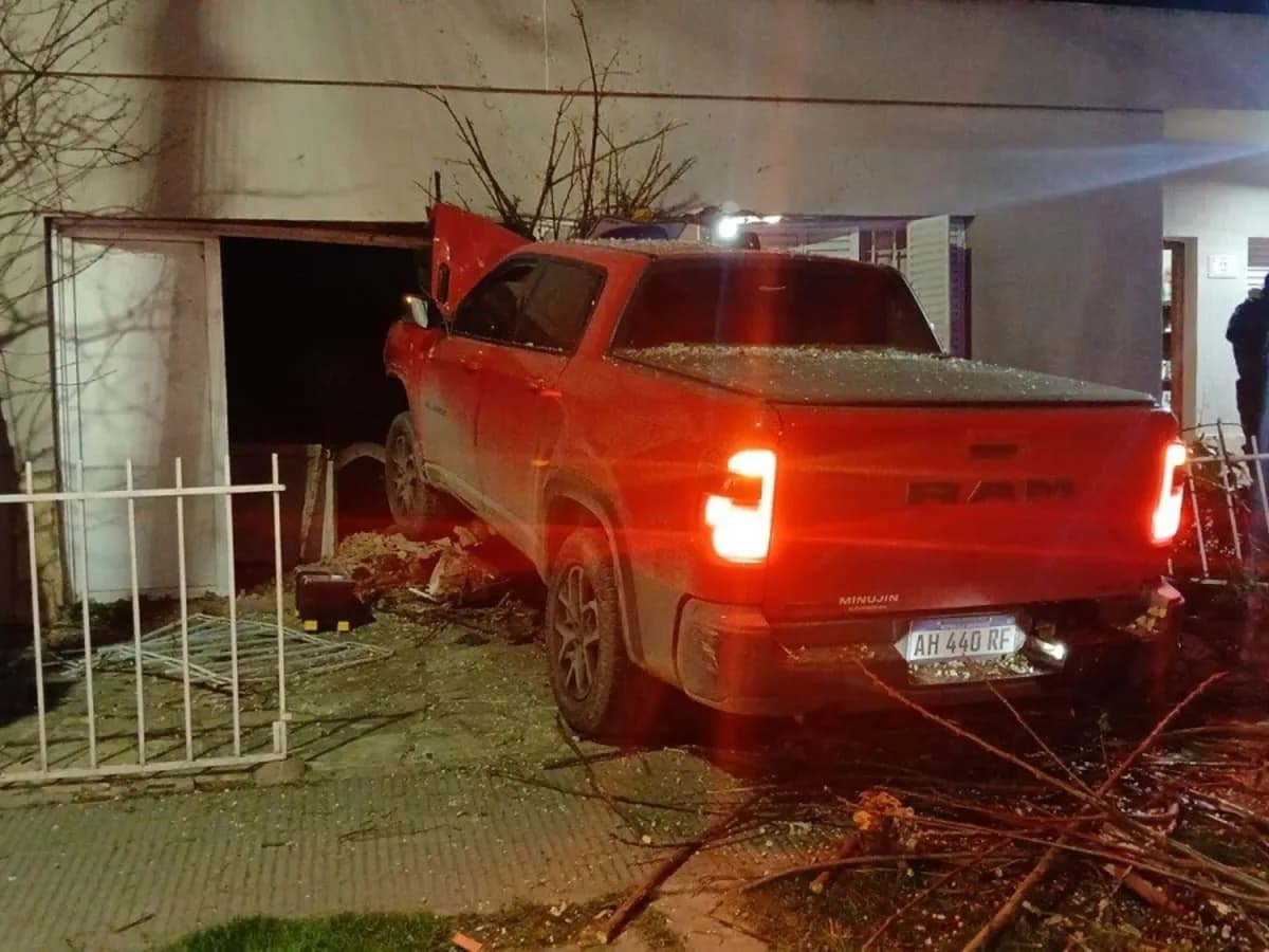 "No todos los días te despertás con una camioneta así": manejaba borracho e incrustó su vehículo contra el dormitorio de un jubilado