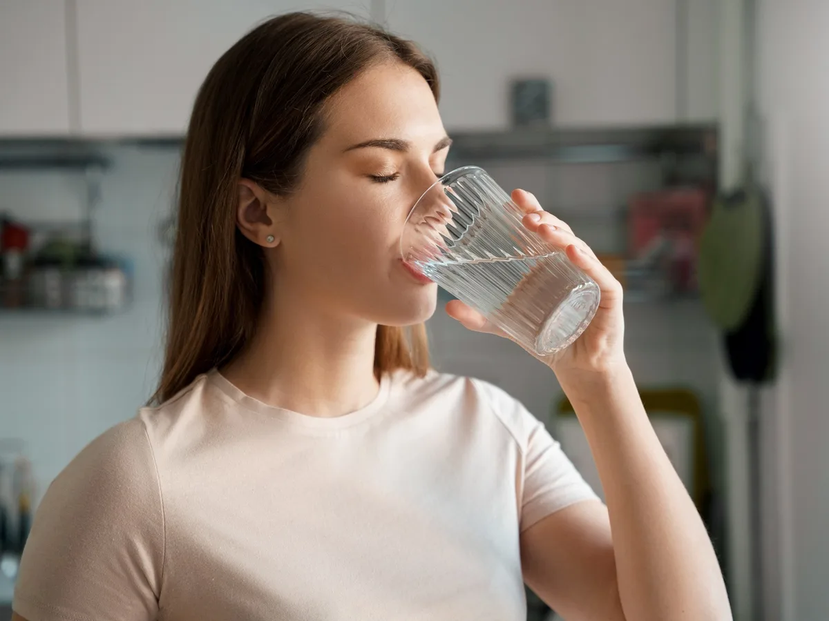 Pablo Ojeda, nutricionista: "La estrategia del vaso de agua y la fruta previa funciona siempre. Es especialmente útil para combatir el picoteo por estrés en la oficina o las visitas nocturnas peligrosas a la cocina"