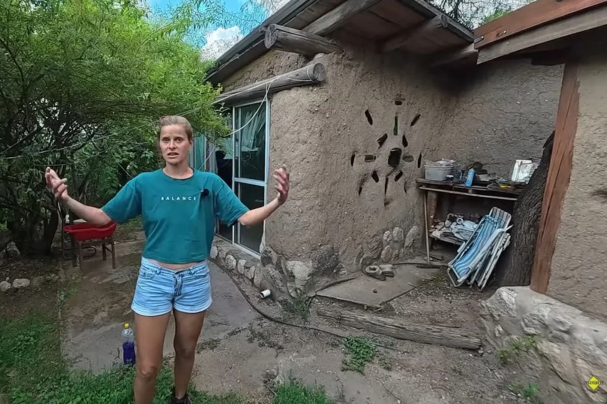 Se hartó de la rutina, dejó la ciudad y construyó una casa de piedra y barro en las Sierras de Córdoba: “La hice sola”