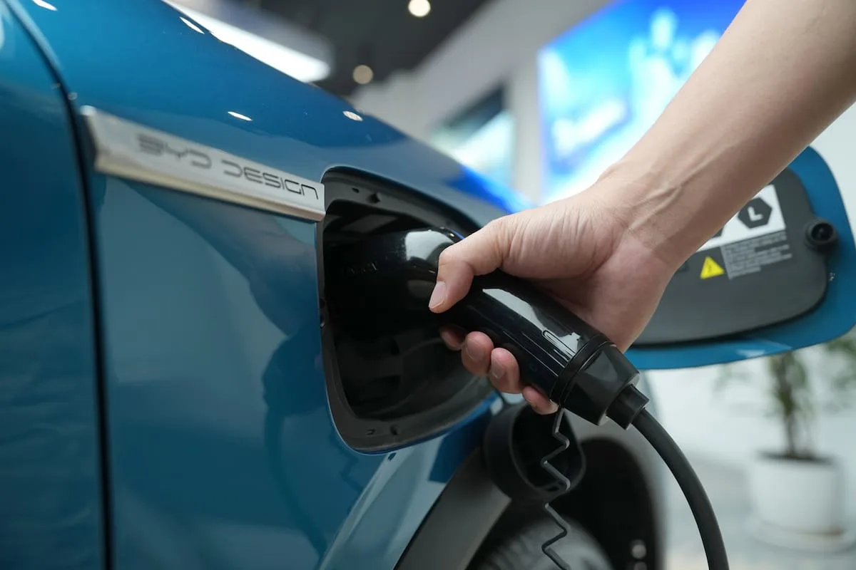 Qué pasa si se traba el cargador de un auto eléctrico o híbrido y cómo sacarlo sin romperlo