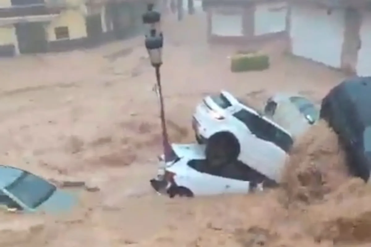 Una fuerte lluvia inundó las calles de Albacete: autos arrastrados, calles intransitables y estado de emergencia