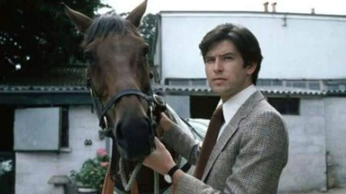 Pierce Brosnan debutó hace 47 años en un telefilm sobre la estafa de Gay Future