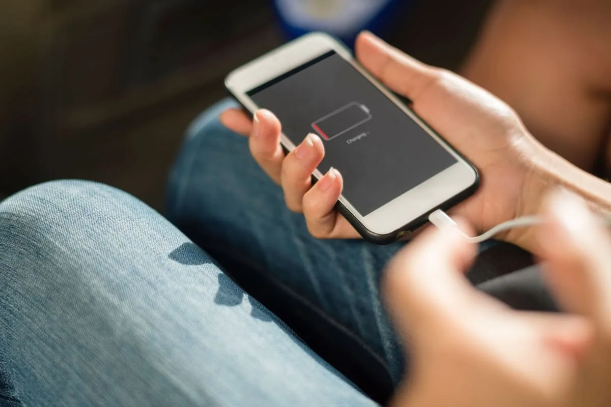 Cómo cargar el celular: los tres errores que debés evitar para no dañar la batería