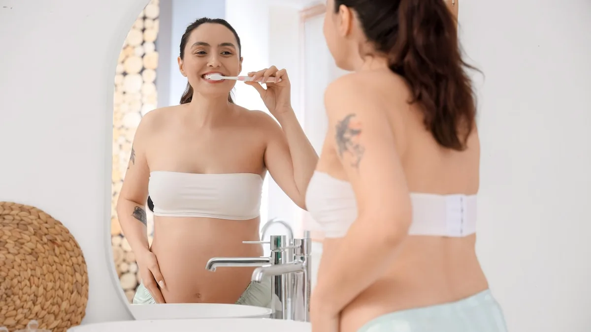 Salud bucal y hormonas: cómo el ciclo, el embarazo y la menopausia afectan los dientes