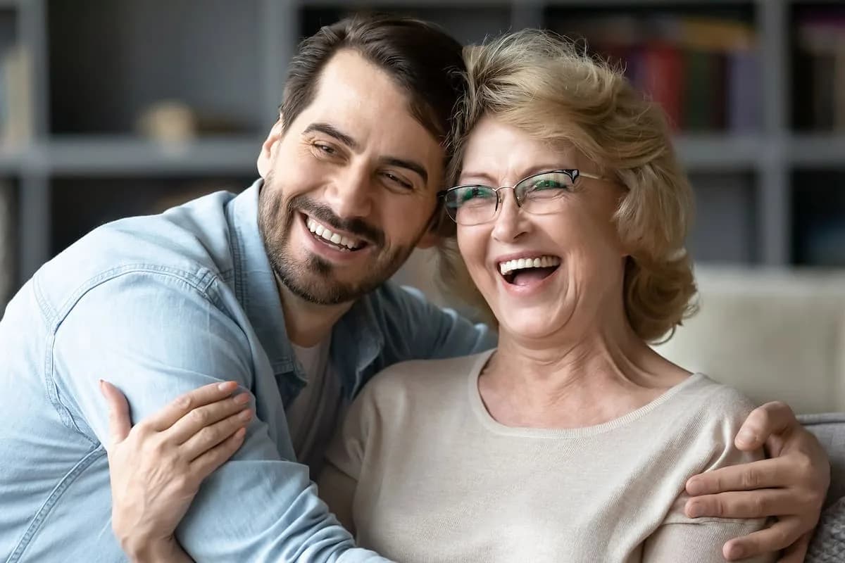Cuidar a los padres mayores: qué dice la psicología sobre el rol de cada hijo