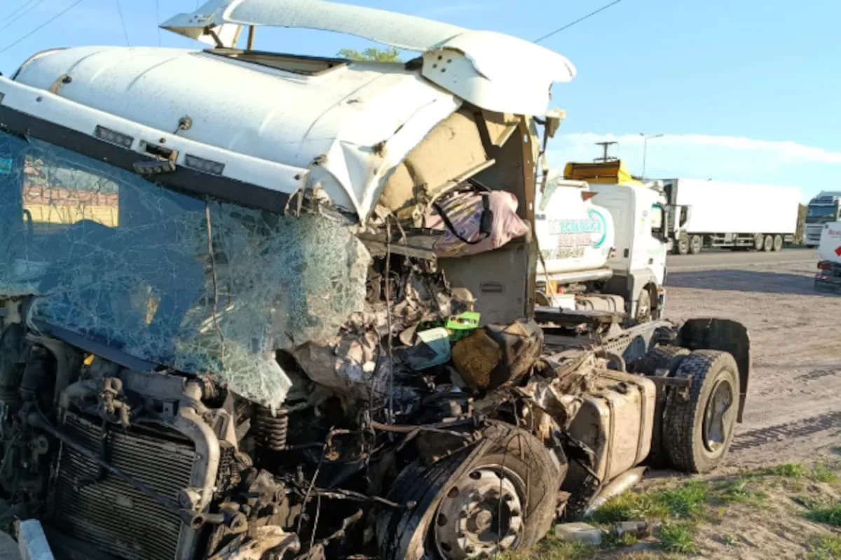 Tragedia en La Pampa: un muerto y dos heridos por un choque de camiones