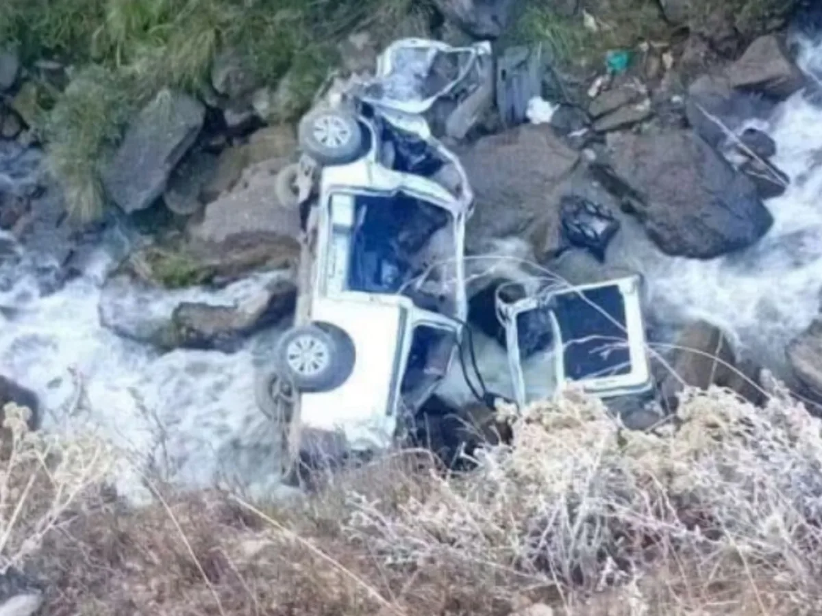 Bolivia: diez mineros muertos y cuatro heridos al caer una camioneta por un precipicio en La Paz