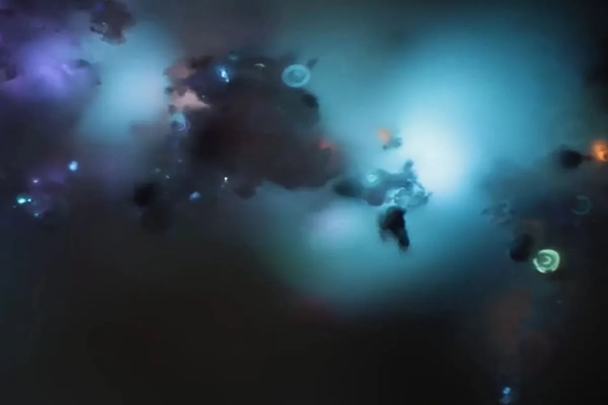 Una artista observó las cenizas de su padre bajo el microscopio y encontró un universo de colores
