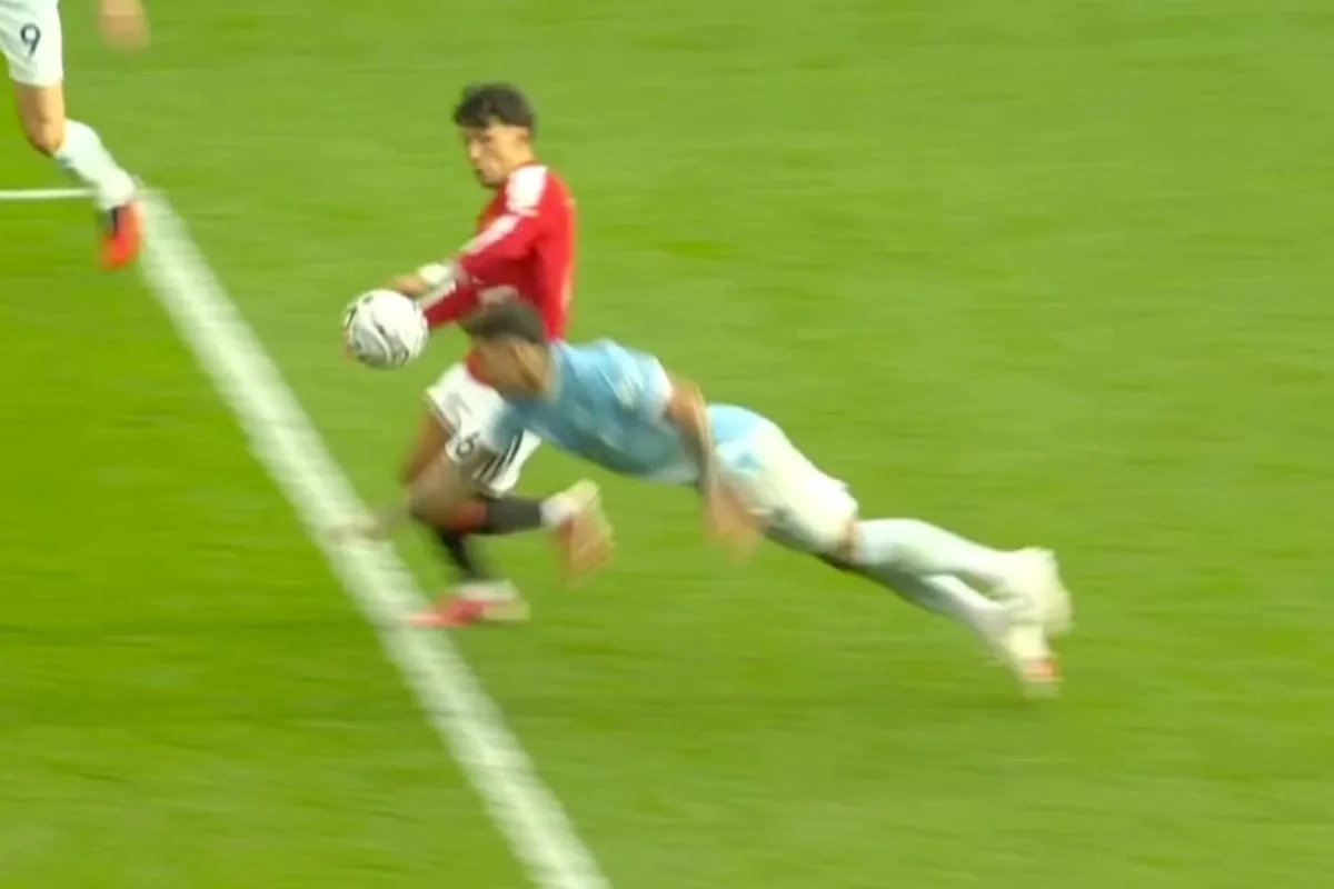El organismo arbitral de la Premier League reconoció una falla del VAR en el gol de Haaland que definió el clásico