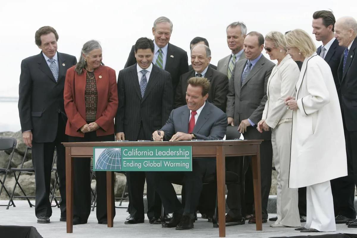 Schwarzenegger defendió la ley ambiental de California: emisiones -21% y economía +81%