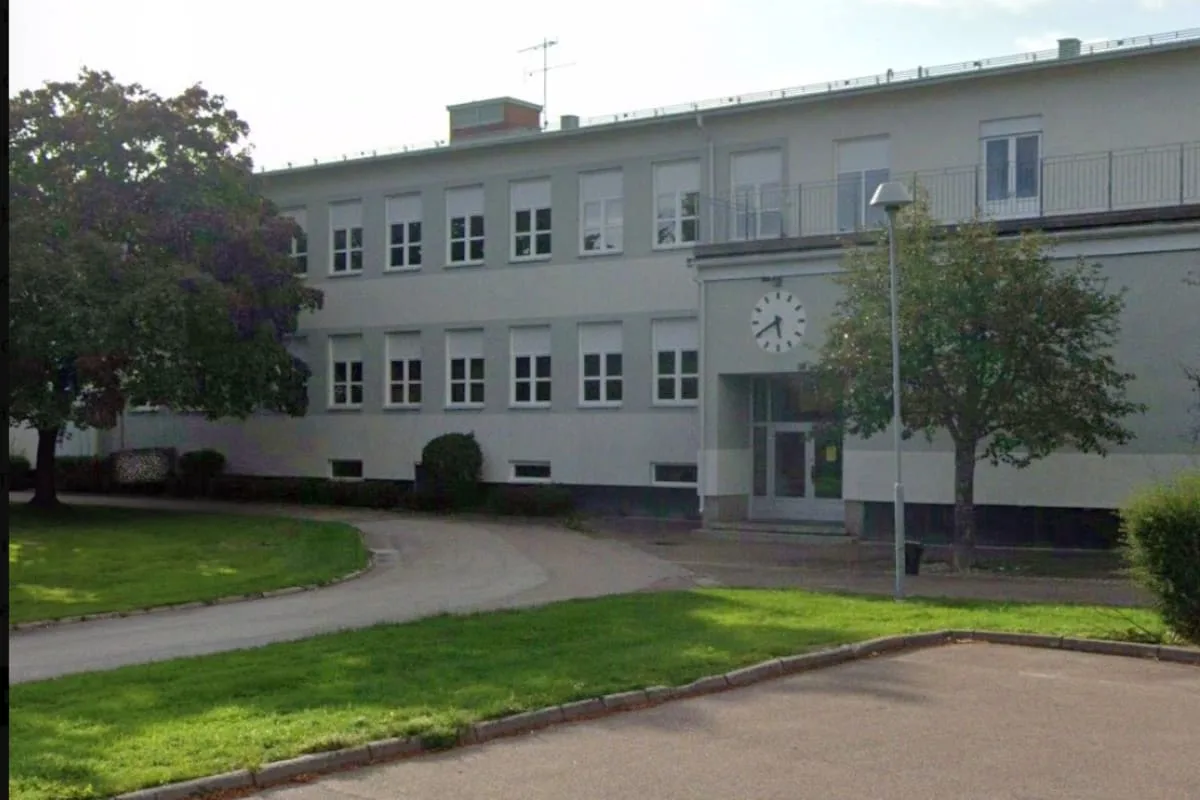 Un hombre irrumpió en una escuela en Suecia y atacó a varias personas con una espada