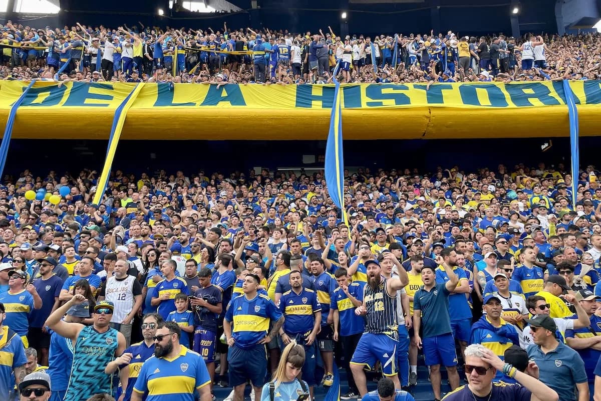 Boca prohibió la creación de contenido para redes sociales de sus abonados durante los partidos en la Bombonera