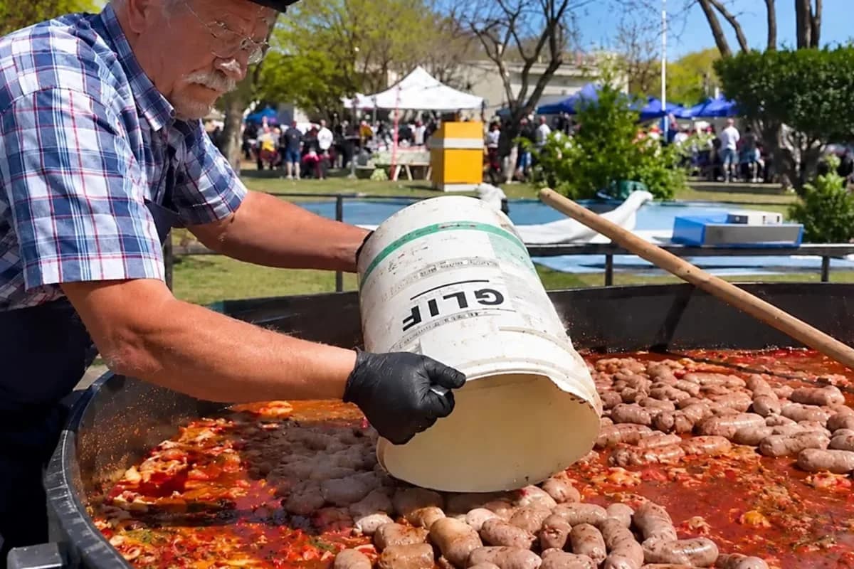 Prohibido. Tras el uso de un balde de glifosato para transportar chorizos, una entidad advierte: “No puede usarse para cocinar”