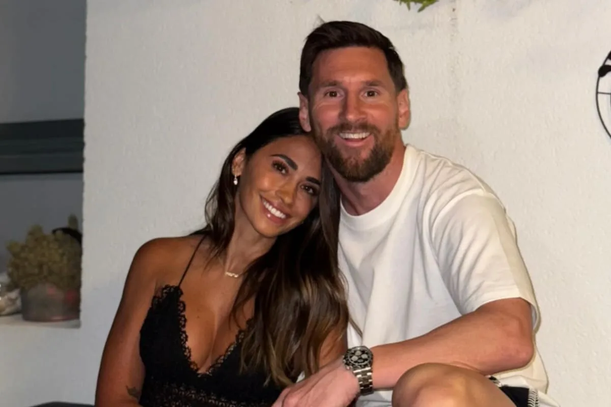 Messi y Antonela, en la tribuna del Inter Miami: mate, caricia y fútbol infantil