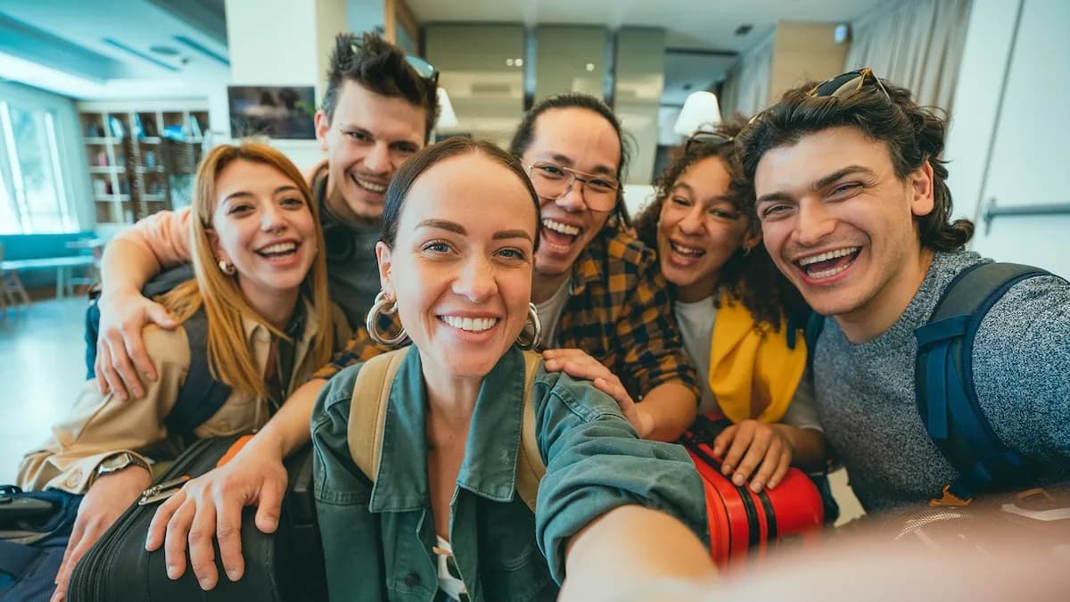 Los jóvenes argentinos, entre los más felices del mundo: el dato que contradice el relato sobre las redes