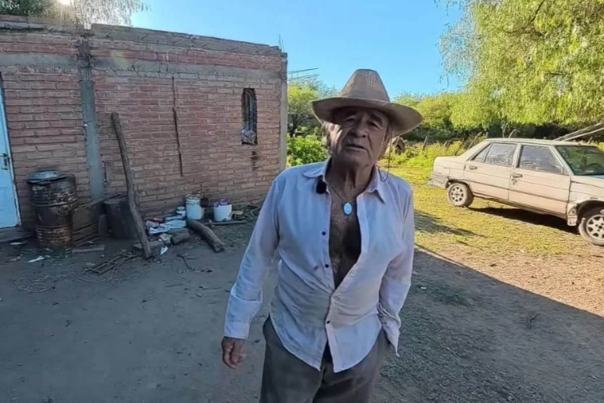 Tiene 67 y vive en soledad en el corazón del monte cordobés: “Hay que aprovechar la tierra para producir alimentos sanos para uno”