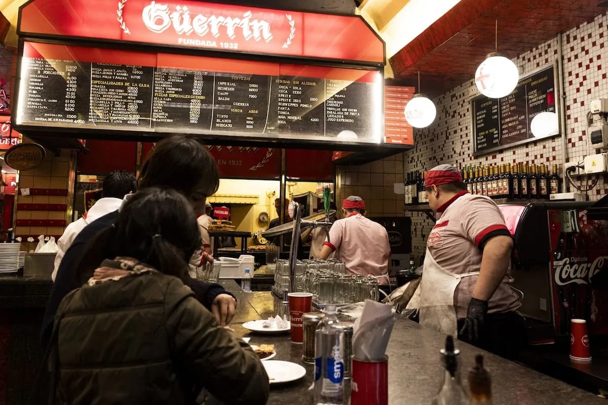 Un hombre murió mientras almorzaba en la tradicional pizzería Güerrín